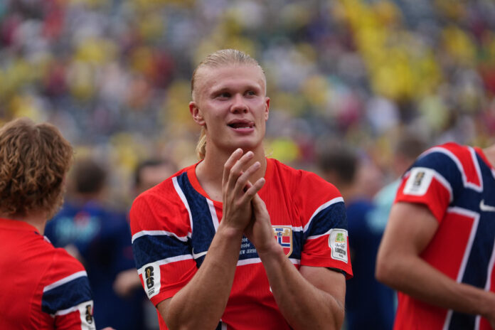 A la carrera por la Bota de Oro del Mundial de 2026 se sumó este domingo en Nueva Jersey Earling Haaland, que con un doblete que clasificó a Noruega a los cuartos de final y mandó a Brasil a casa, completó siete en lo que va del torneo, los mismos de los líderes de la clasificación Kylian Mbappé y Lionel Messi. EFE/ Angel Colmenares
