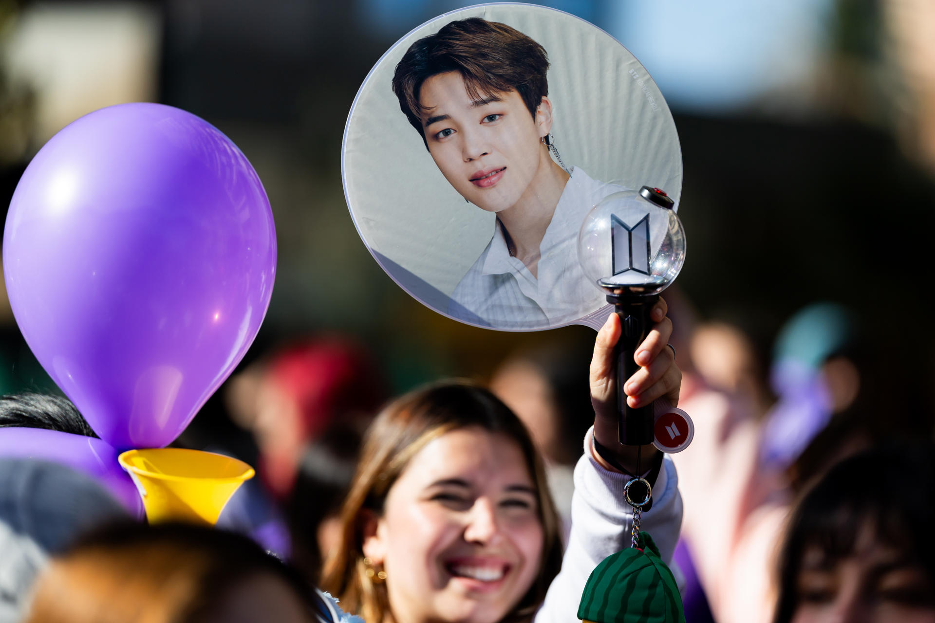 Una seguidora de la banda surcoreana BTS participa en una manifestación en Santiago (Chile). EFE/ Javier Torres Lantadilla