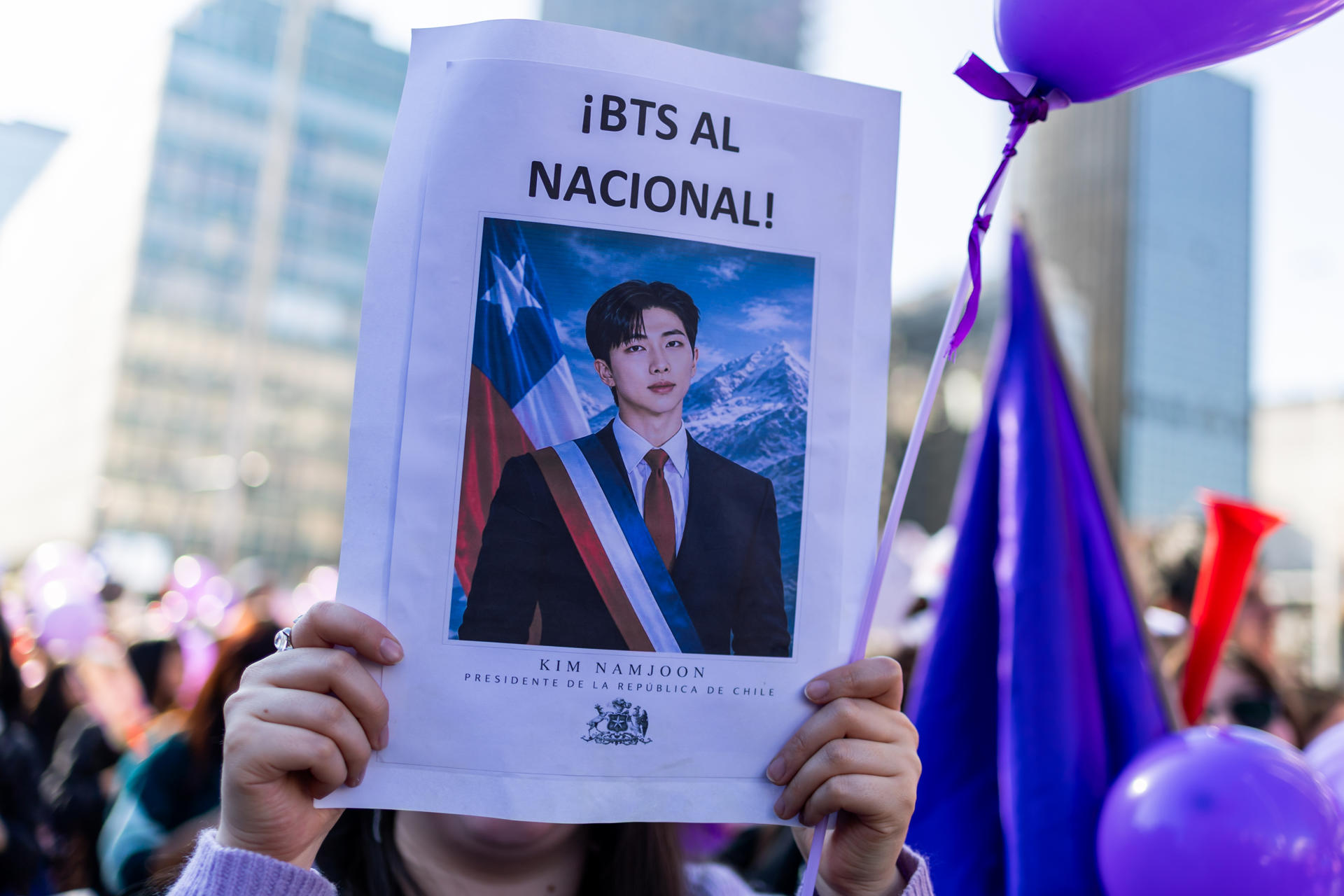 Fotografía de una seguidora de la banda surcoreana BTS sostiene un cartel durante una manifestación en Santiago (Chile). EFE/ Javier Torres Lantadilla