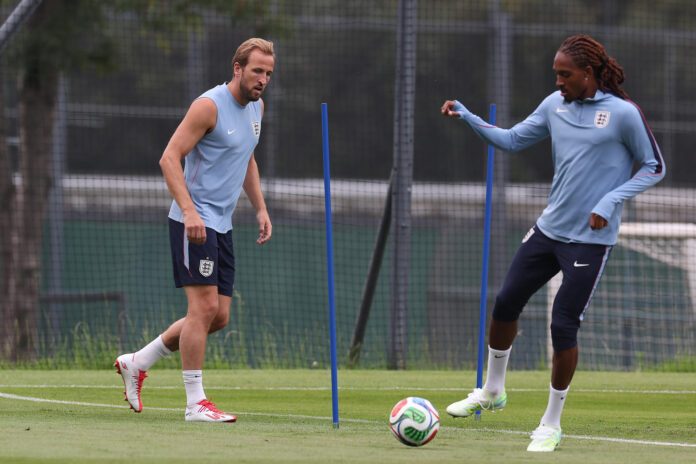 Harry Kane (i) y Djed Spence de Inglaterra participan en un entrenamiento ayer sábado, en el Club Universidad en Ciudad de México (México). EFE/ Alex Cruz
