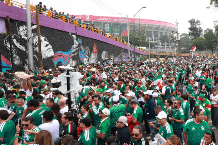 Aficionados de México esperan este domingo, previo a un partido por los octavos de final del Mundial de la FIFA 2026 entre México e Inglaterra, afuera del estadio Azteca en Ciudad de México (México). EFE/ Mario Guzmán
