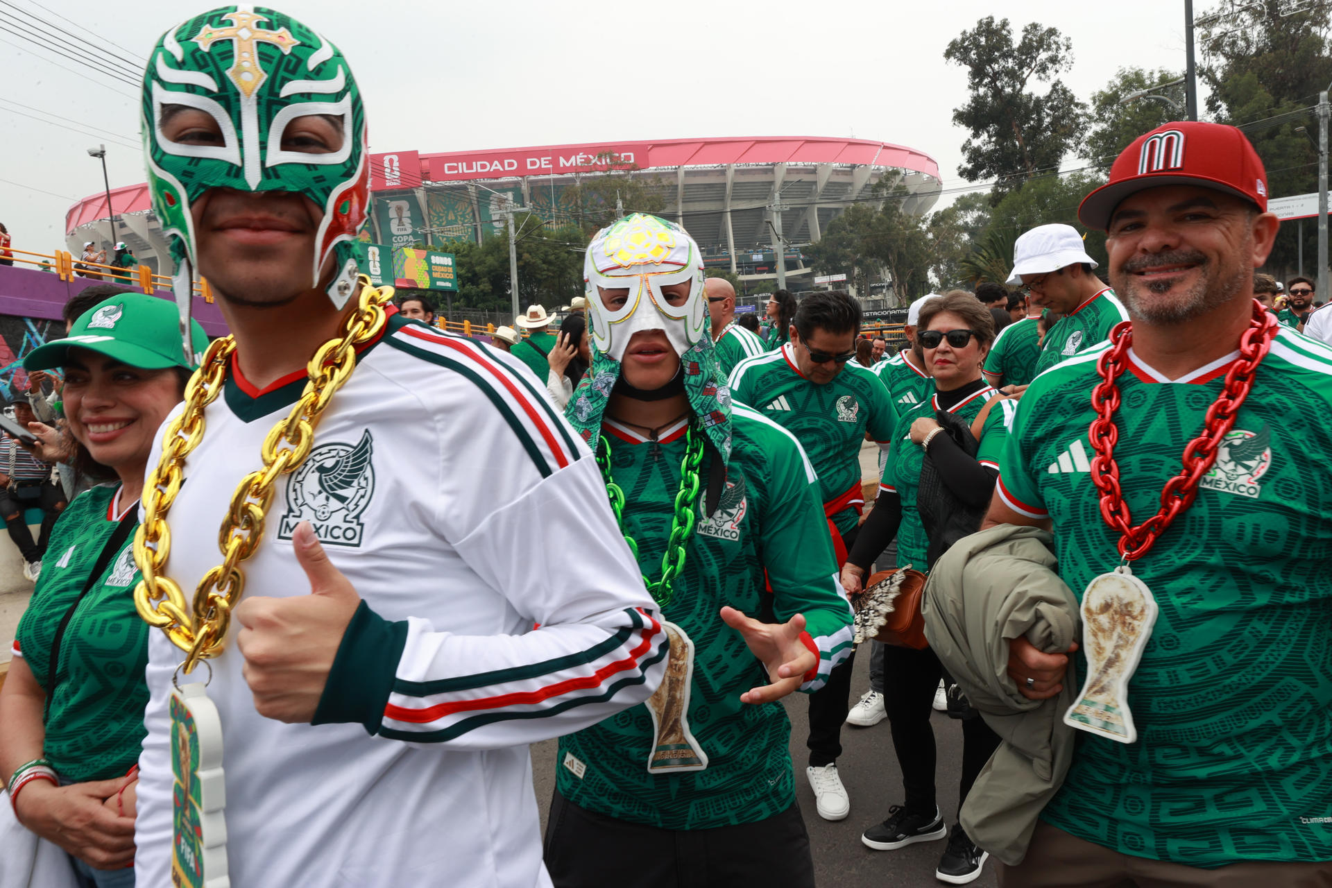 Aficionados de México posan este domingo, previo a un partido por los octavos de final del Mundial de la FIFA 2026 entre México e Inglaterra, afuera del estadio Azteca en Ciudad de México (México). EFE/ Mario Guzmán
