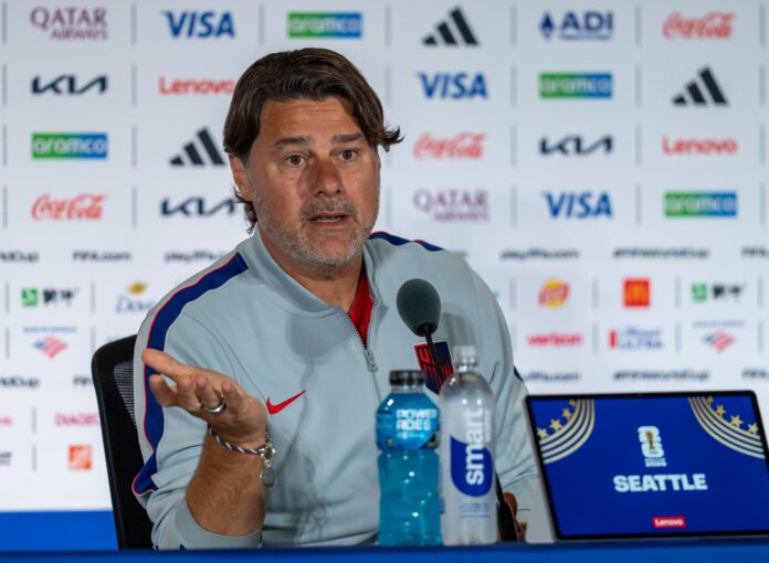 El entrenador de la selección de Estados Unidos, Mauricio Pochettino (c), habla durante una rueda de prensa previa al partido de octavos de final de la Copa Mundial de la FIFA 2026 entre Estados Unidos y Bélgica, en Seattle, Washington (EE.UU.). EFE/STEPHEN BRASHEAR
