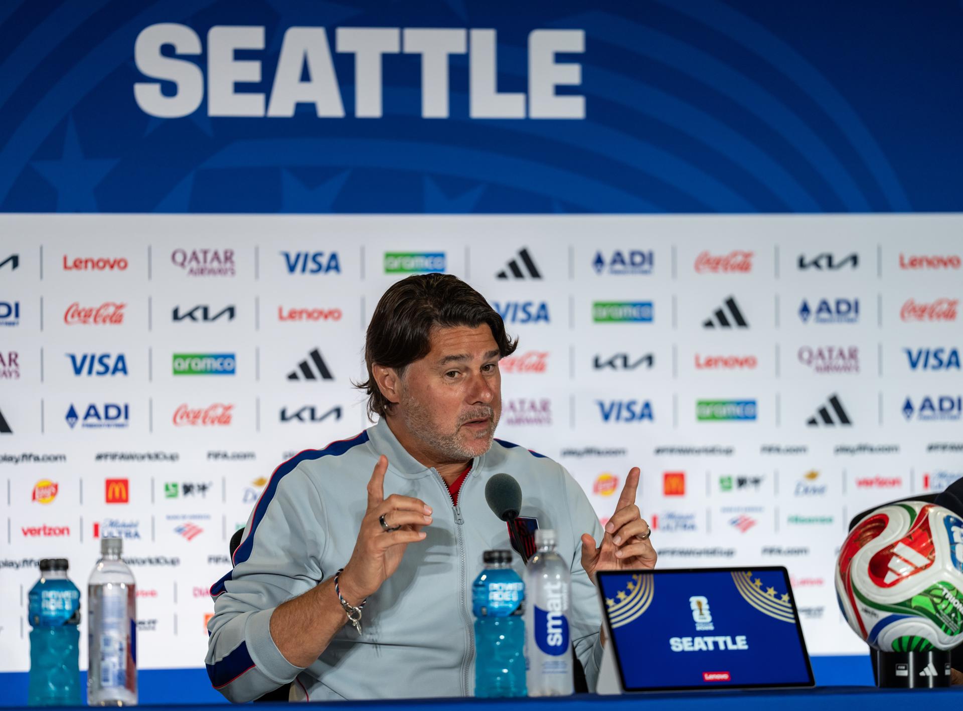 El entrenador de la selección de Estados Unidos, Mauricio Pochettino (c), habla durante una rueda de prensa previa al partido de octavos de final de la Copa Mundial de la FIFA 2026 entre Estados Unidos y Bélgica, en Seattle, Washington (EE.UU.). EFE/STEPHEN BRASHEAR
