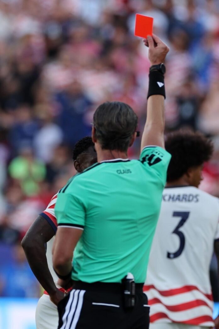 Momento en que el árbitro Raphael Claus muestra la tarjeta roja a Folarin Balogun, de EE.UU. (semioculto) durante el partido de segunda ronda de Mundial 2026 ante Bosnia y Herzegovina. EFE/EPA/BENJAMIN FANJOY
