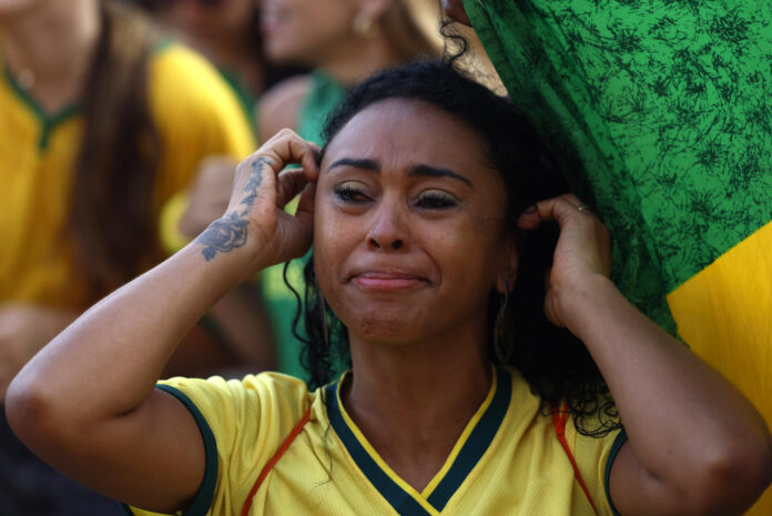 Una aficionada de Brasil se lamenta en el Fan Fest de Copacabana, en Río de Janeiro, luego de la eliminación de la Canarinha en octavos de final del Mundial 2026. EFE/ Antonio Lacerda
