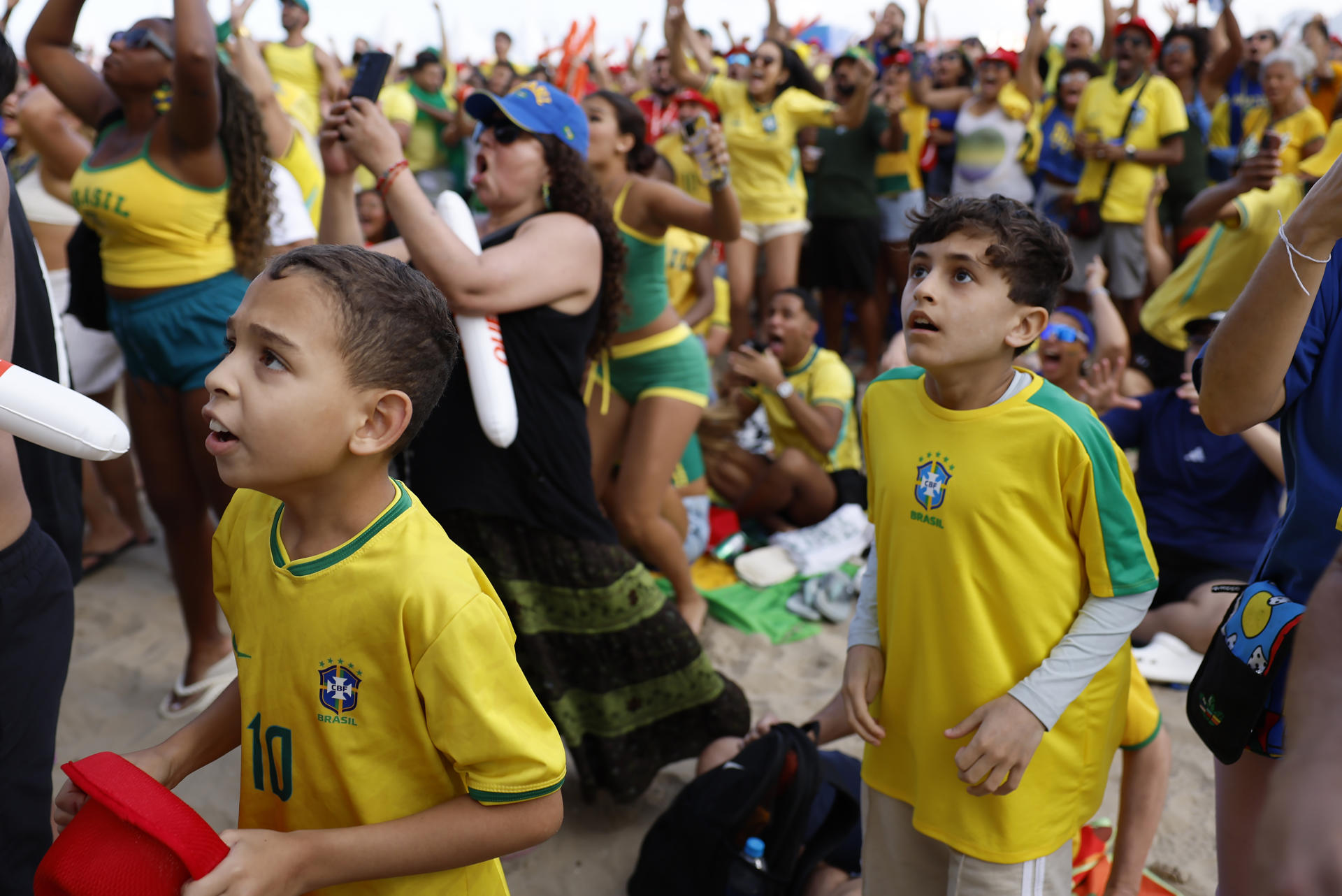 Aficionados miran en el Fan Fest de Copacabana, en Río de Janeiro, el partido entre Brasil y Noruega por los octavos de final del Mundial 2026. EFE/ Antonio Lacerda
