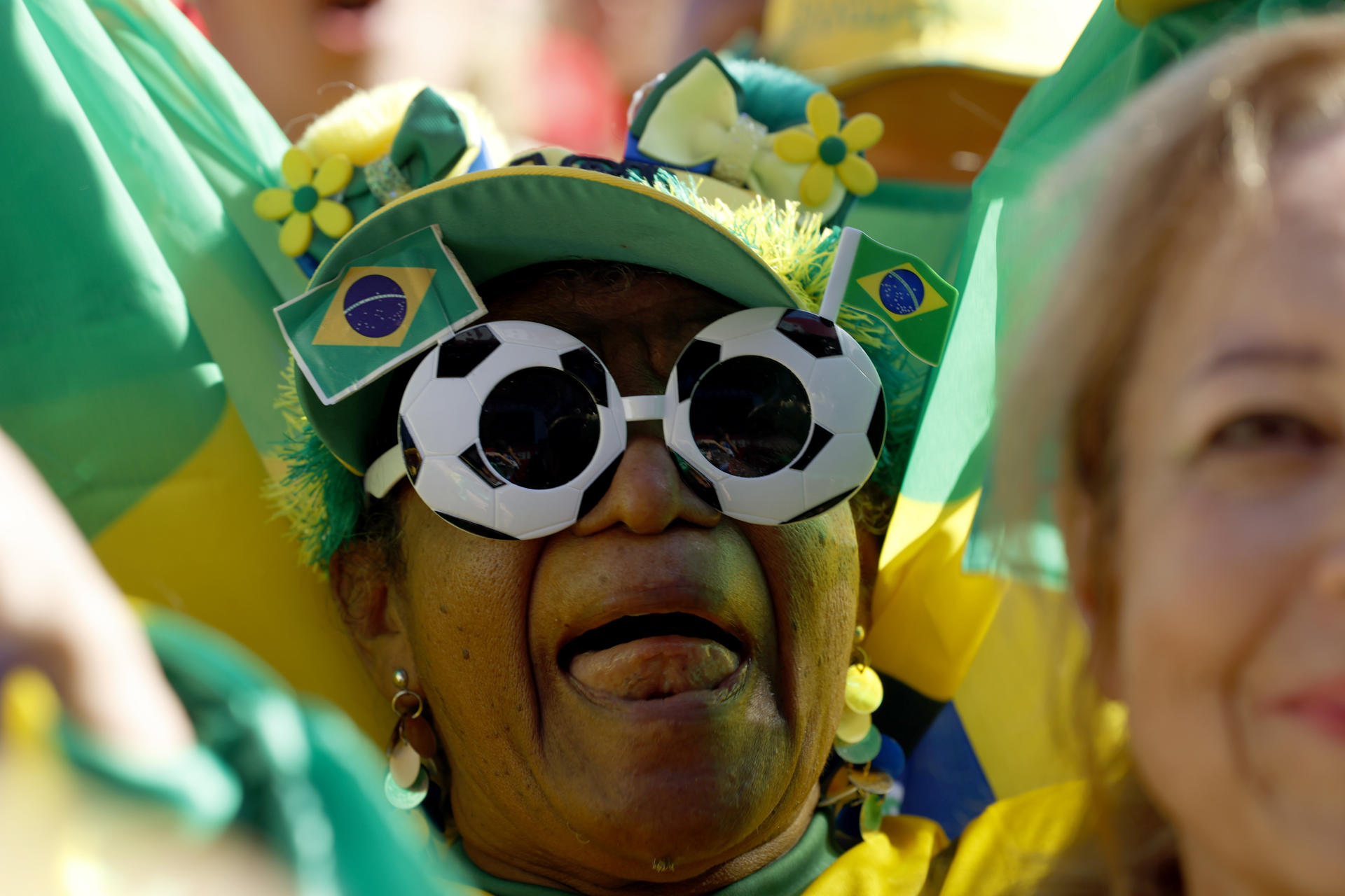 Una aficionada hace fuerza por Brasil este domingo en el Fan Fest de Copacabana, en Río de Janeiro, durante el partido ante Noruega por los octavos de final del Mundial 2026. EFE/ Antonio Lacerda
