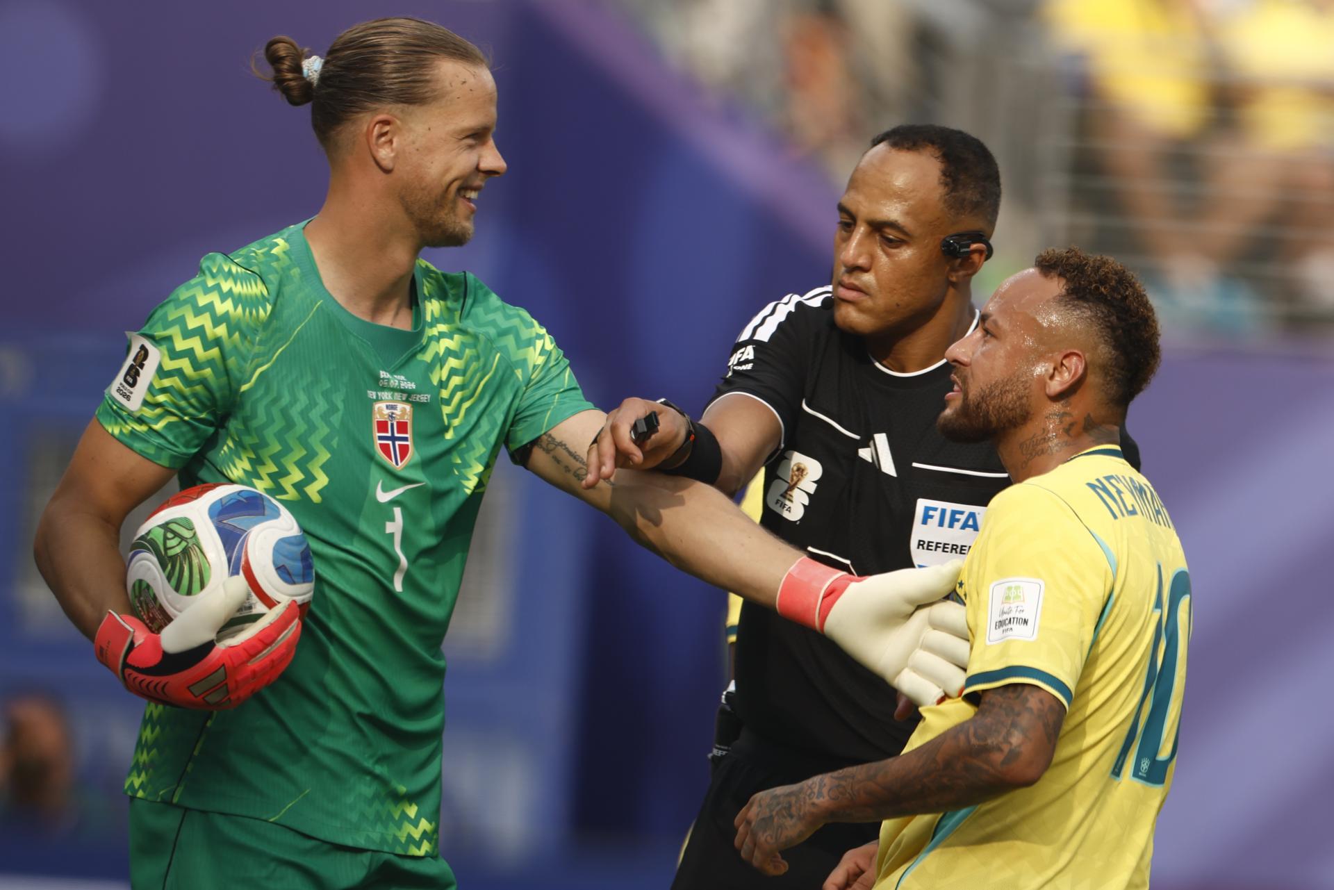 El portero Orjan Nyland, de Noruega, el árbitro estadounidense Ismail Elfath y Neymar, de Brasil, reaccionan luego del penalti convertido por el 10 en el final del partido de octavos de final del Mundial 2026. EFE/EPA/WILL OLIVER
