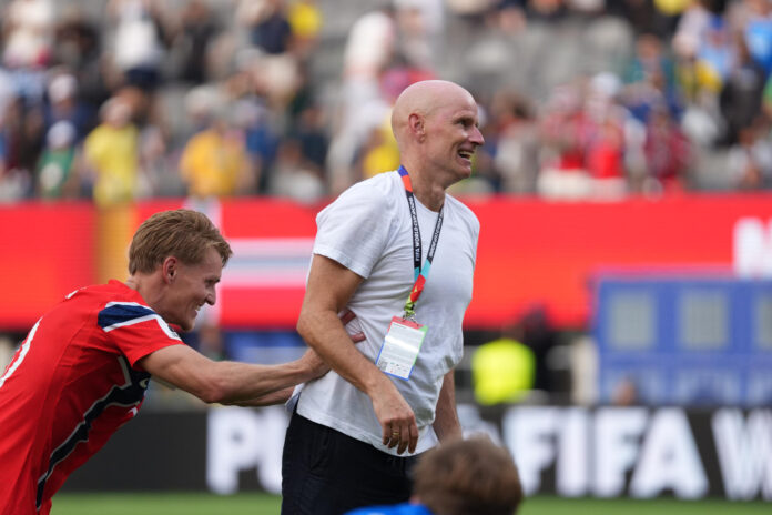 El seleccionador de Noruega, Stale Solbakken (c), celebra este domingo la clasificación a cuartos de final tras eliminar a Brasil en el Mundial 2026. EFE/ Angel Colmenares

