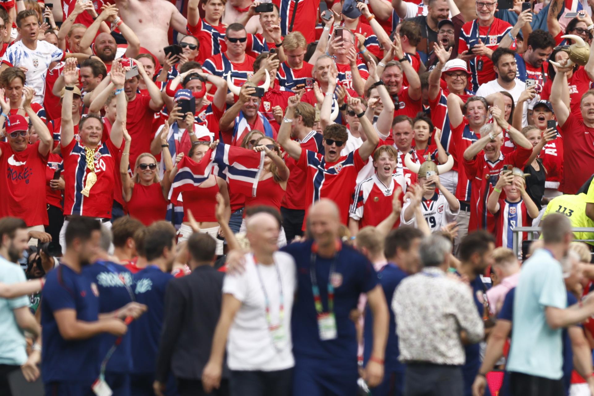 El equipo de Noruega celebra con sus aficionados tras ganar el partido de octavos de final del Mundial frente a Brasi. (Brasil, Noruega) EFE/EPA/WILL OLIVER