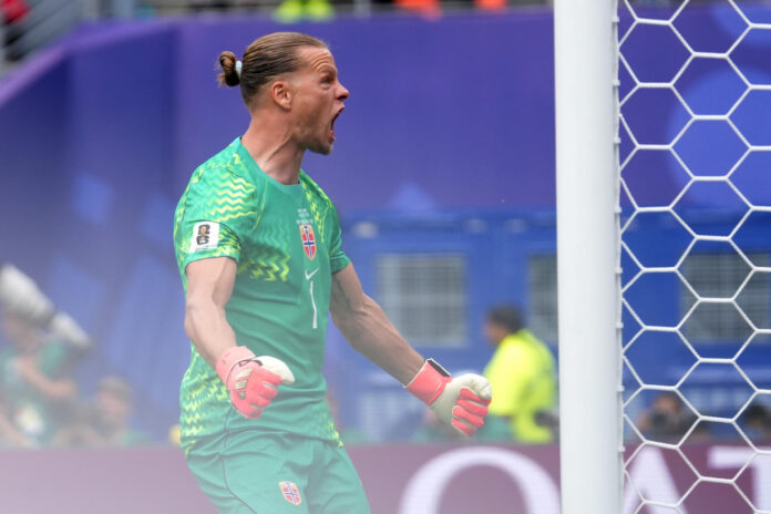 El portero titular de la selección noruega, Ørjan Nyland, celebró este domingo la victoria en Nueva Jersey sobre Brasil por 1-2 y su clasificación a los cuartos de final del Mundial en un partido en el que atajó un penalti que, a su juicio, se dio en 