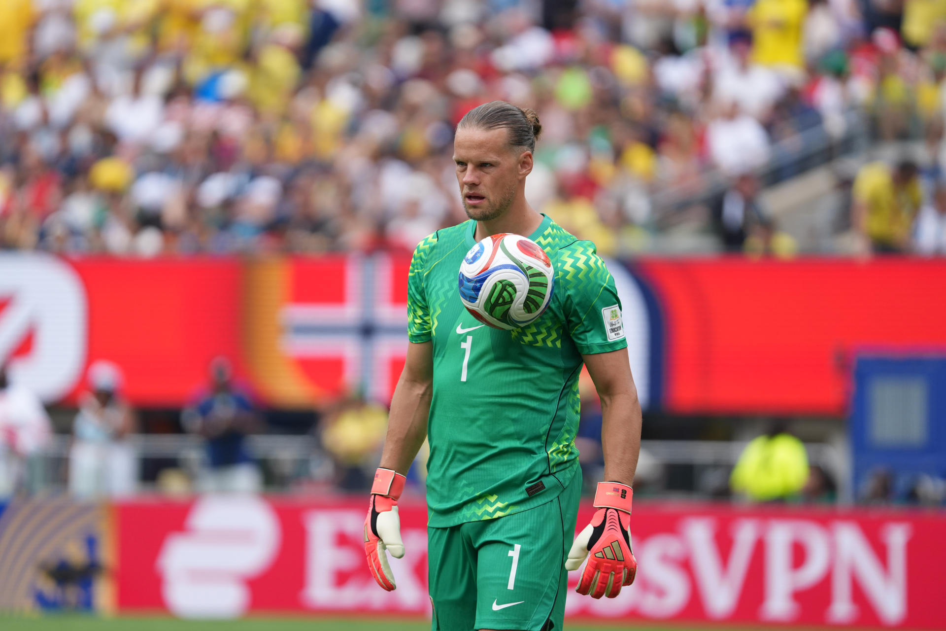 El portero titular de la selección noruega, Ørjan Nyland, celebró este domingo la victoria en Nueva Jersey sobre Brasil por 1-2 y su clasificación a los cuartos de final del Mundial en un partido en el que atajó un penalti que, a su juicio, se dio en "un gran momento". EFE/ Angel Colmenares
