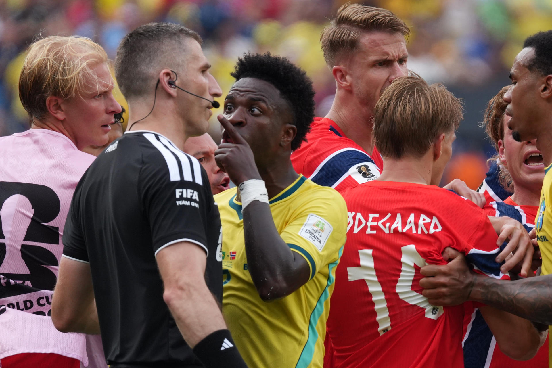 Vinícius Júnior (ci), de Brasil, discute con el arbitro estadounidense Ismail Elfath (i) en un partido por los octavos de final del Mundial 2026 entre Brasil y Noruega en el estadio MetLife en Nueva Jersey (EE.UU.). EFE/ Angel Colmenares
