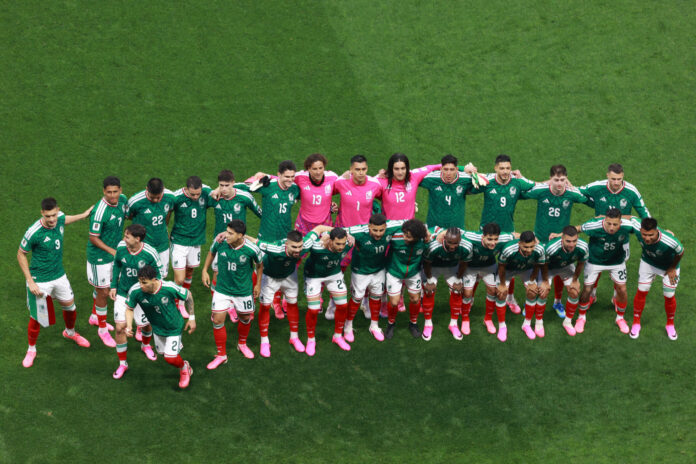 Jugadores de México forman este domingo, en un partido por los octavos de final del Mundial de la FIFA 2026 entre México e Inglaterra en el estadio Azteca en Ciudad de México (México). EFE/ Mario Guzman

