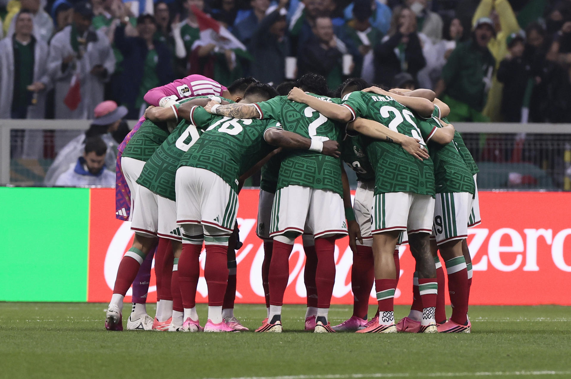 Jugadores de México se abrazan este domingo, en el partido de los octavos de final del Mundial de la FIFA 2026 entre México e Inglaterra en el estadio Azteca en la Ciudad de México (México). EFE/ José Méndez