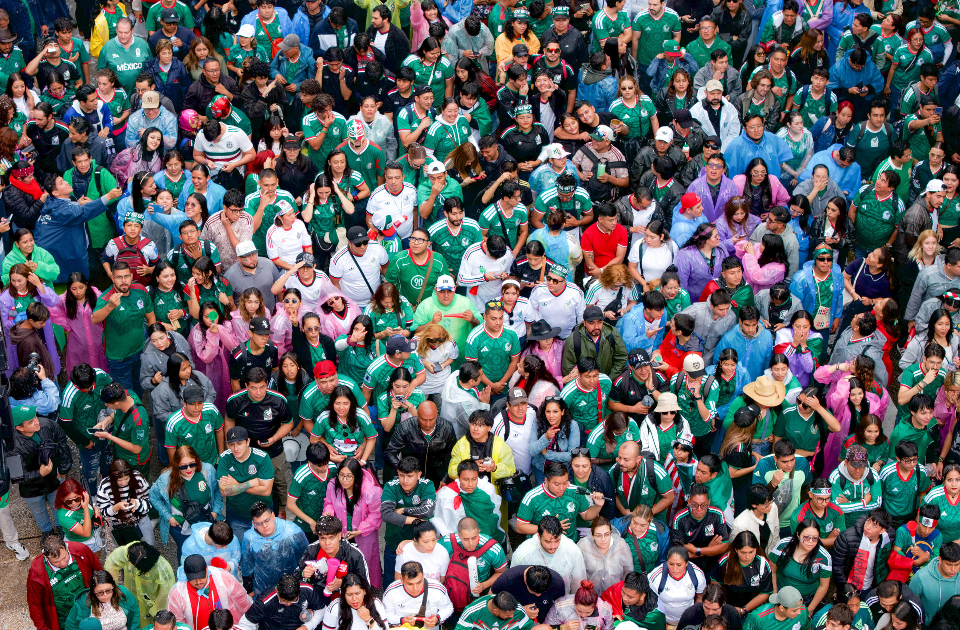 Fotografía aérea que muestra aficionados de México reunidos en el Angel de la Independencia este domingo, previo a un partido por los octavos de final del Mundial de la FIFA 2026 entre México e Inglaterra, en Ciudad de México (México). EFE/ Tomás Pérez
