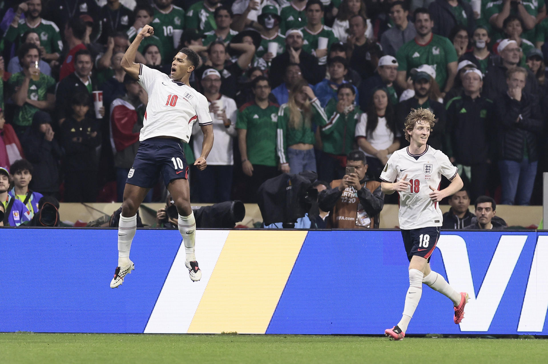 Julián Quiñones (c) de México disputa el balón con Declan Rice (i) de Inglaterra este domingo, en un partido de los octavos de final del Mundial de la FIFA 2026 entre México e Inglaterra en el estadio Azteca en la Ciudad de México (México).EFE/ José Méndez
