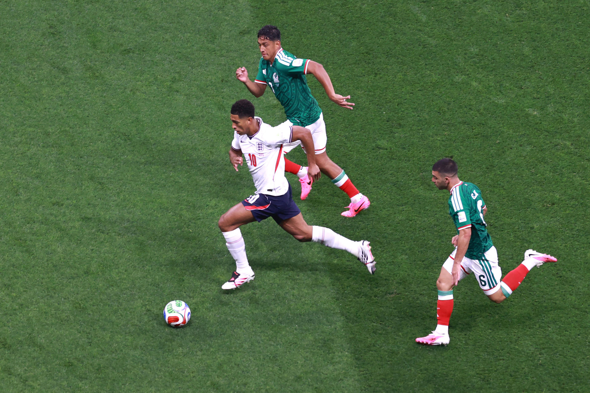 Erik Lira (d) de México disputa el balón con Jude Bellingham de Inglaterra este domingo, en un partido por los octavos de final del Mundial de la FIFA 2026 entre México e Inglaterra en el estadio Azteca, en Ciudad de México (México). EFE/ Mario Guzman
