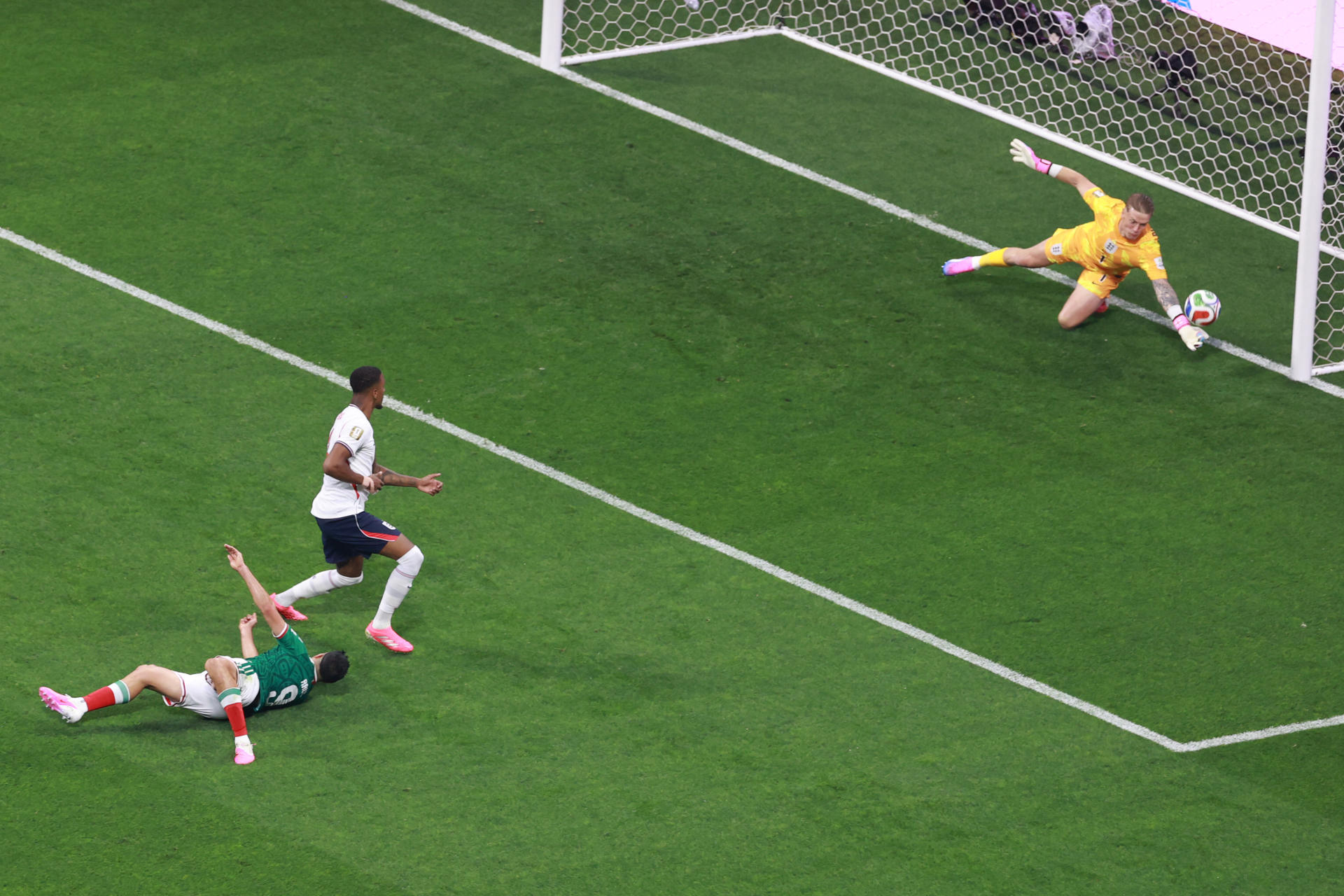 Raúl Jiménez (i) de México disputa el balón con Jordan Pickford (d) de Inglaterra este domingo, en un partido por los octavos de final del Mundial de la FIFA 2026 entre México e Inglaterra en el estadio Azteca, en Ciudad de México (México). EFE/ Mario Guzman
