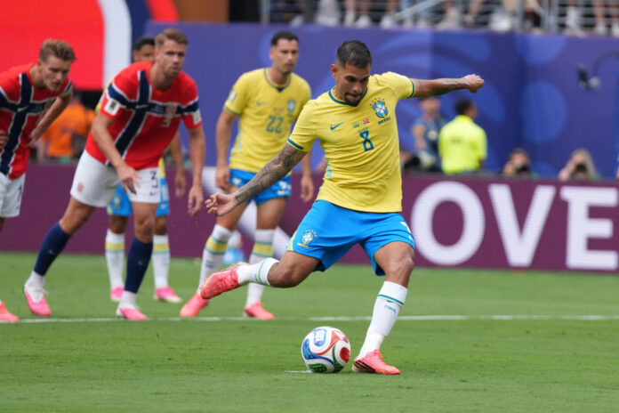 Bruno Guimarães de Brasil patea un penalti este domingo, en un partido por los octavos de final del Mundial 2026 ante Noruega en el estadio MetLife en Nueva Jersey (Estados Unidos). EFE/ Angel Colmenares
