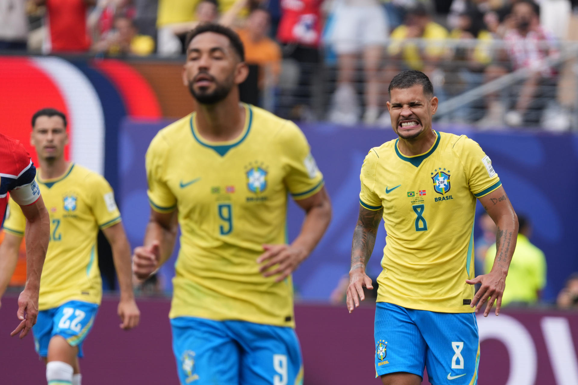 Bruno Guimarães (d), de Brasil, reacciona al fallar un penalti este domingo en un partido por los octavos de final del Mundial 2026 ante Noruega en el estadio MetLife en Nueva Jersey (Estados Unidos). EFE/ Angel Colmenares
