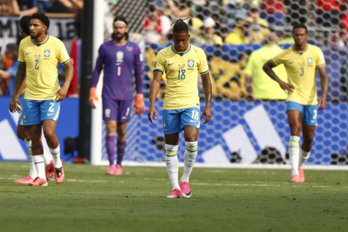 Danilo Santos, de Brasil (13), reacciona tras la eliminación en el Mundial 2026 tras perder con Noruega. EFE/EPA/WILL OLIVER
