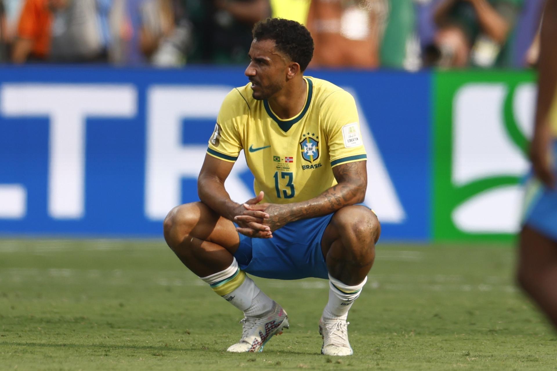 Danilo, de Brasil, reacciona tras la derrota de su equipo ante Noruega en octavos de final del Mundial 2026. EFE/EPA/WILL OLIVER
