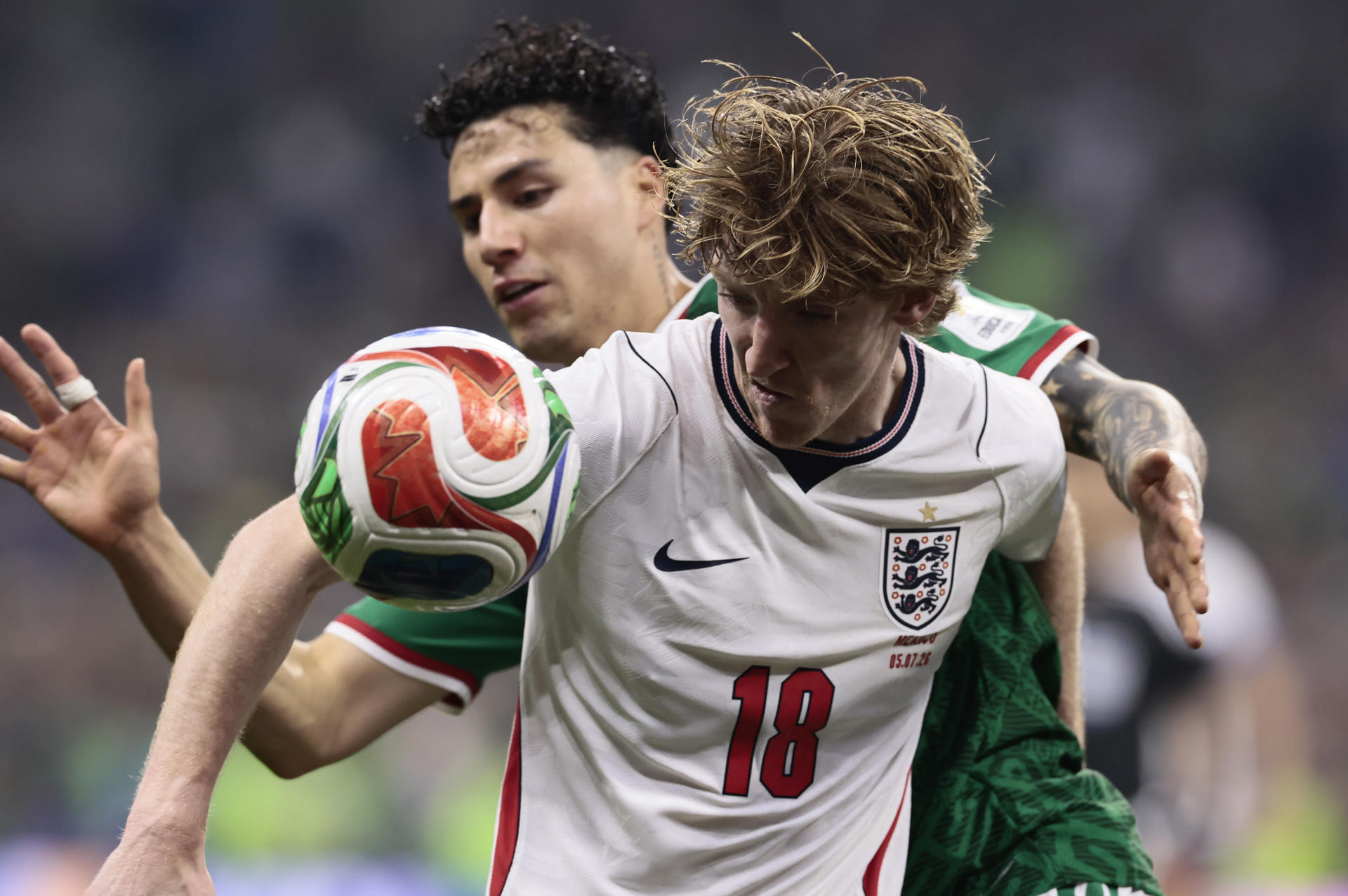 Anthony Gordon de Inglaterra defiende este domingo, en un partido de los octavos de final del Mundial de la FIFA 2026 entre México e Inglaterra en el estadio Azteca en la Ciudad de México (México).EFE/ José Méndez