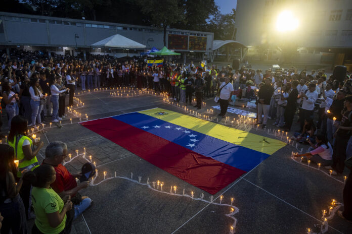 Un grupo de personas participa en una vigilia en honor las victimas de los terremotos este domingo, en Caracas (Venezuela). EFE/ Miguel Gutiérrez
