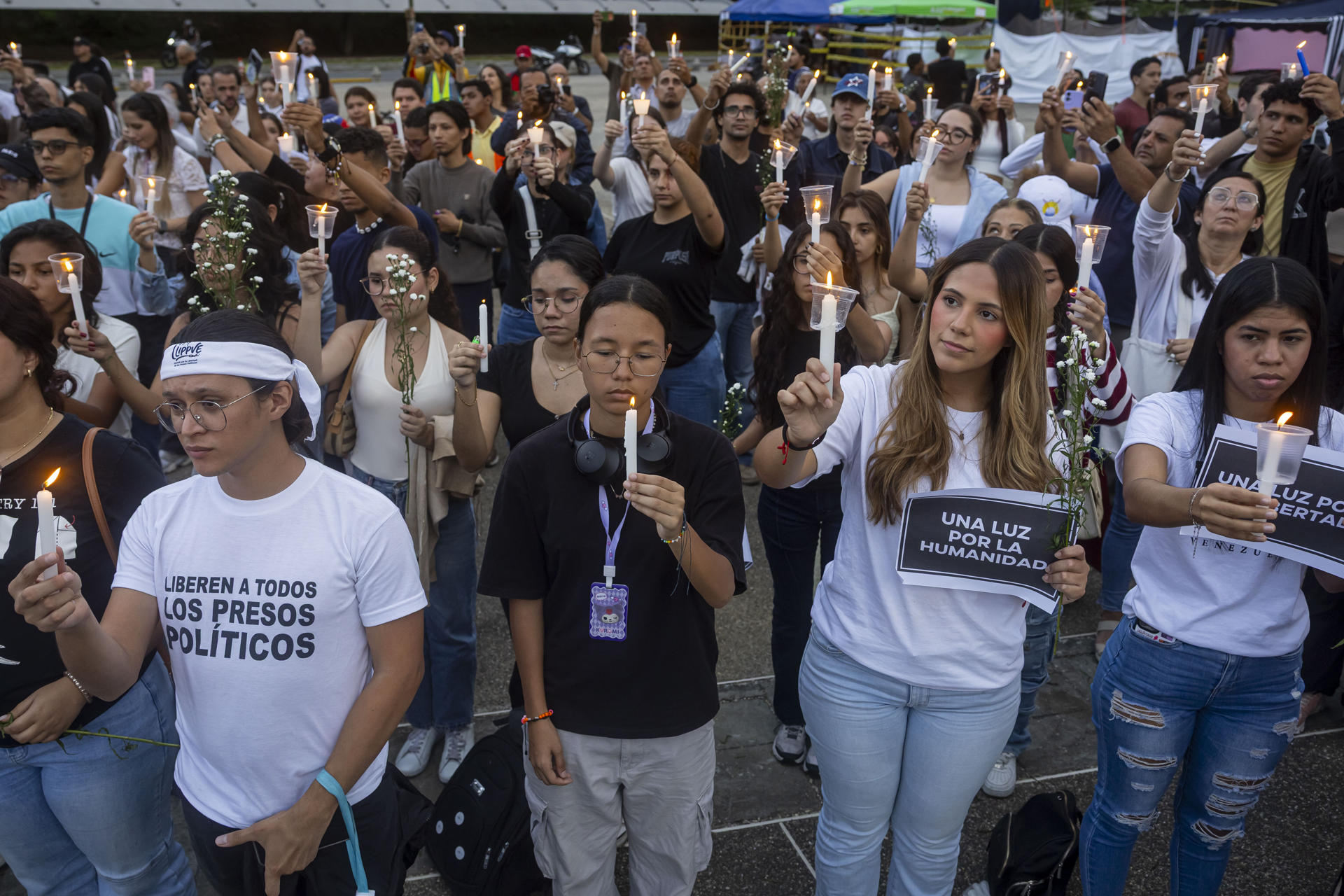 Un grupo de personas participa en una vigilia en honor las victimas de los terremotos este domingo, en Caracas (Venezuela). EFE/ Miguel Gutiérrez