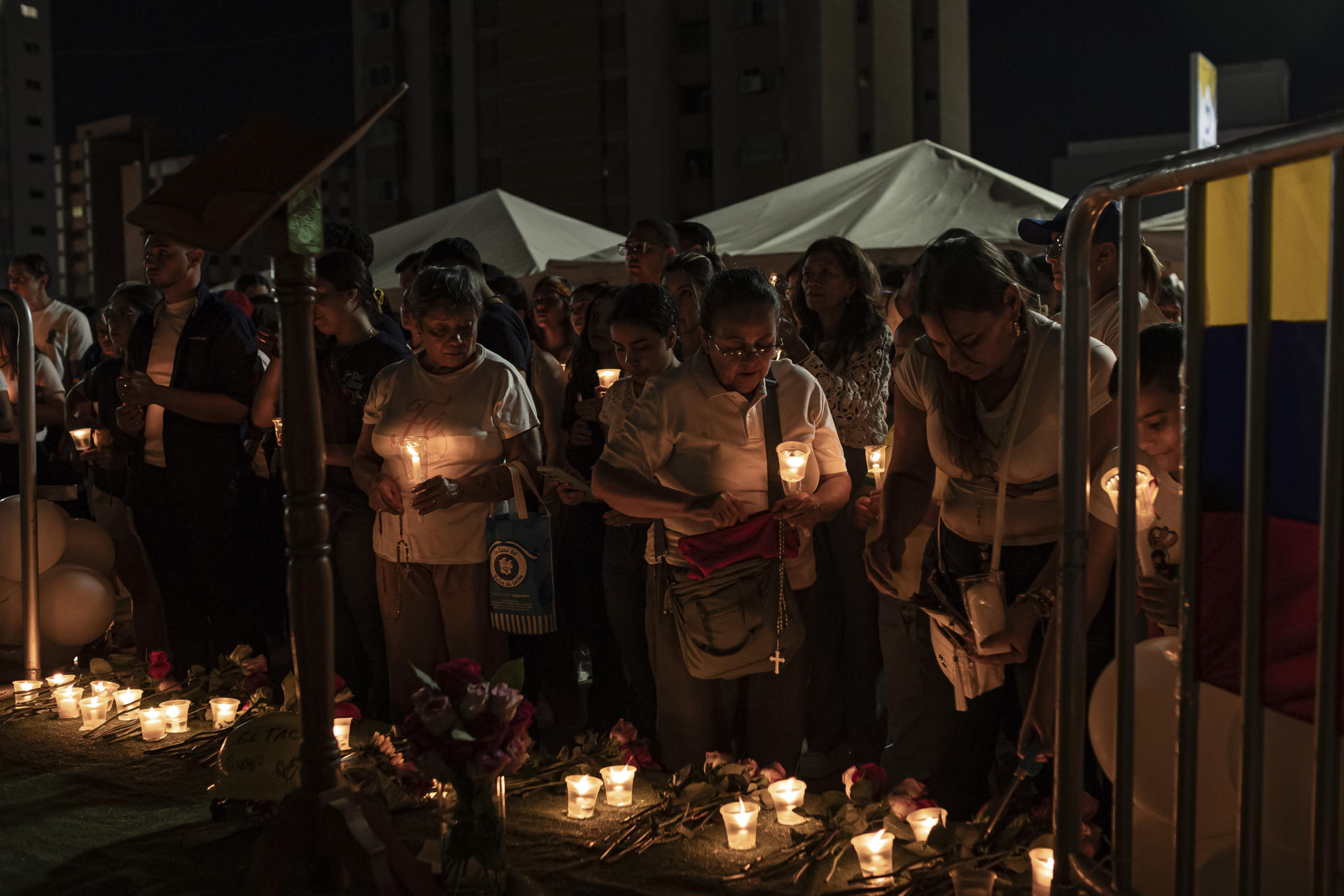 Un grupo de personas participa en una vigilia en honor las victimas de los terremotos este domingo, en Caracas (Venezuela). EFE/ Miguel Gutiérrez