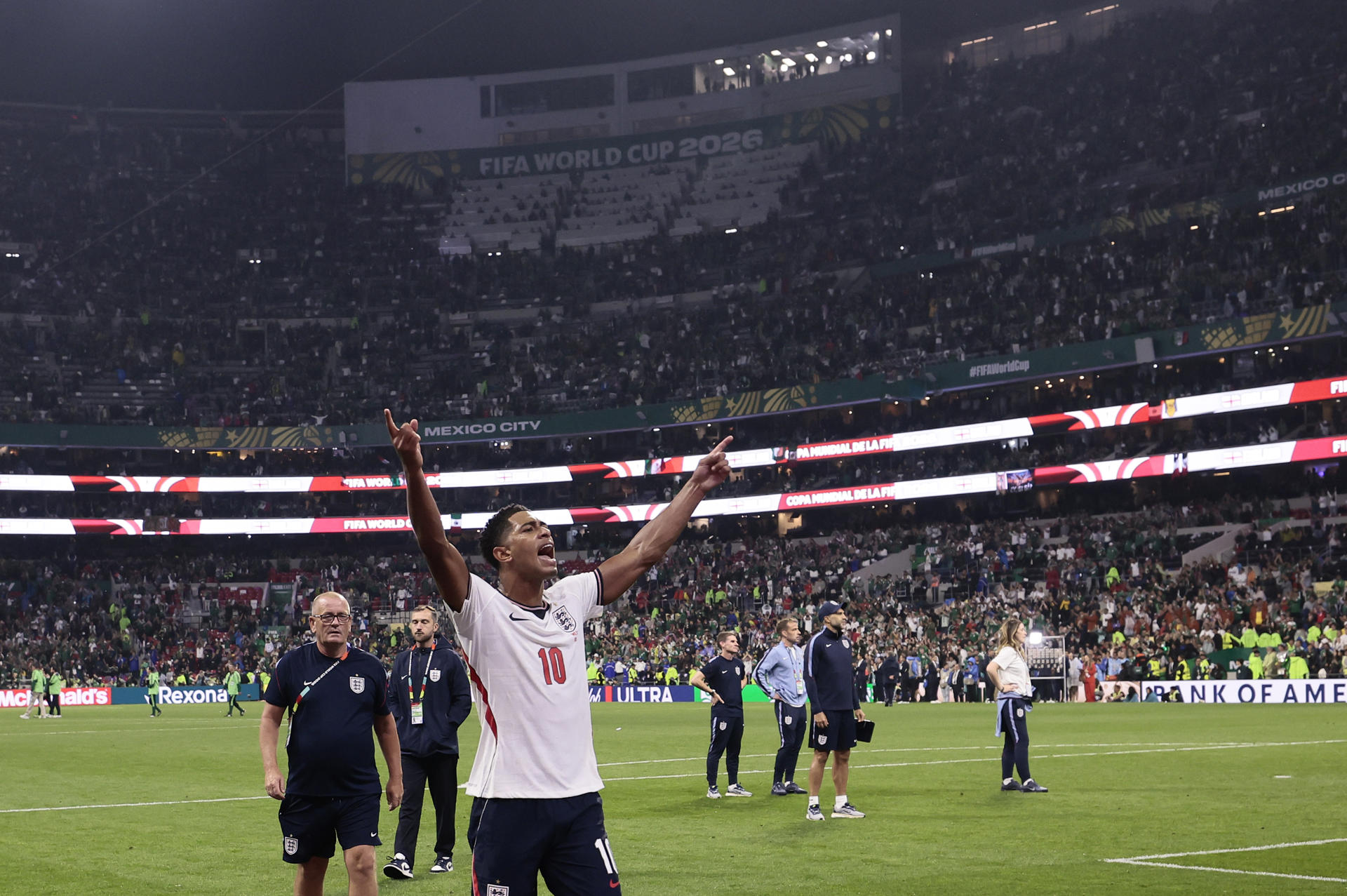 Jude Bellingham, de Inglaterra, celebra este domingo la cladificación de Los Tres Leones a los cuartos de final del Mundial 2026 tras vencer a México. EFE/ José Méndez