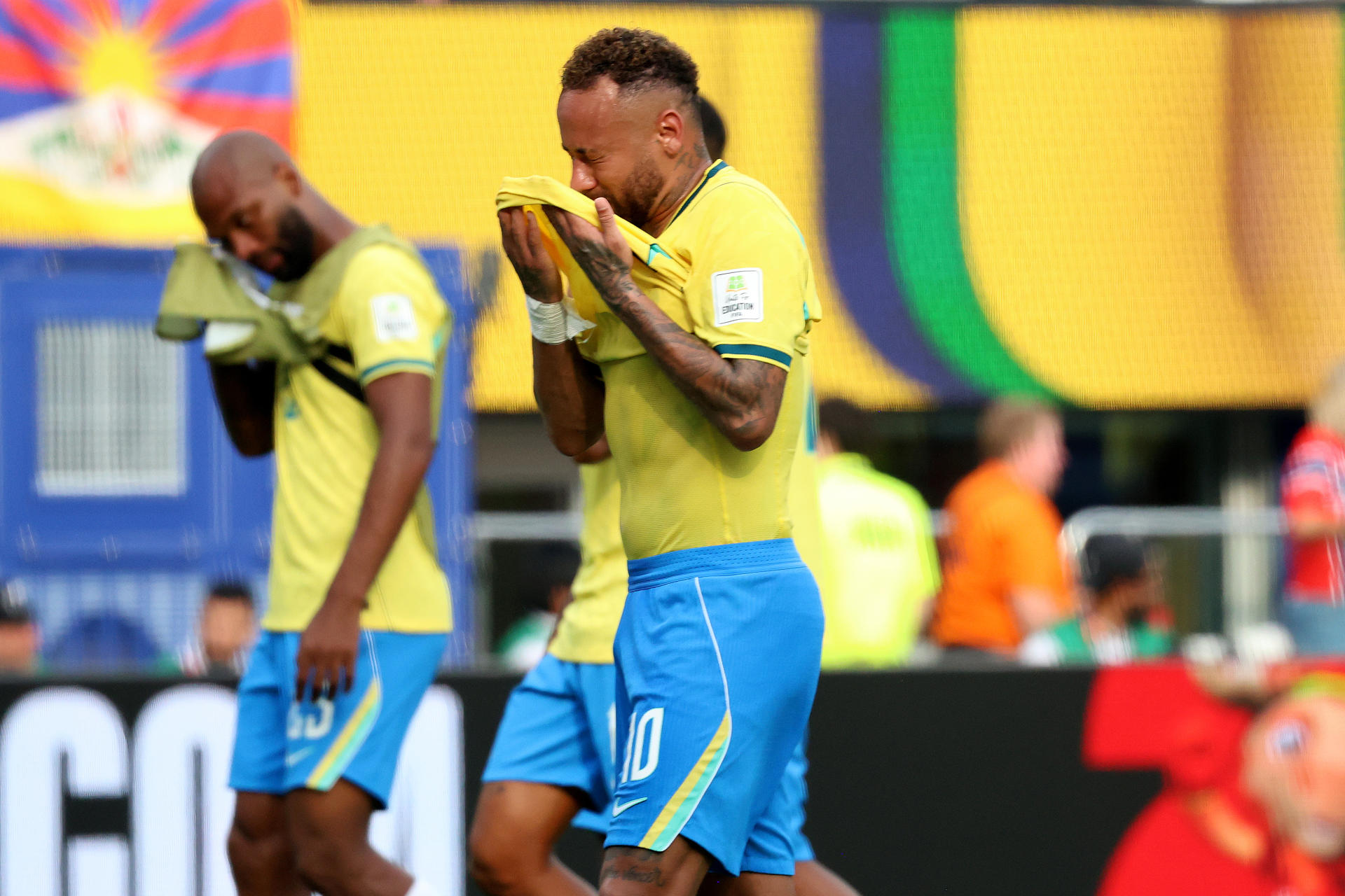 Neymar (c), de Brasil, llora este domingo tras la eliminación en el Munduial 2026. EFE/ Octavio Guzman