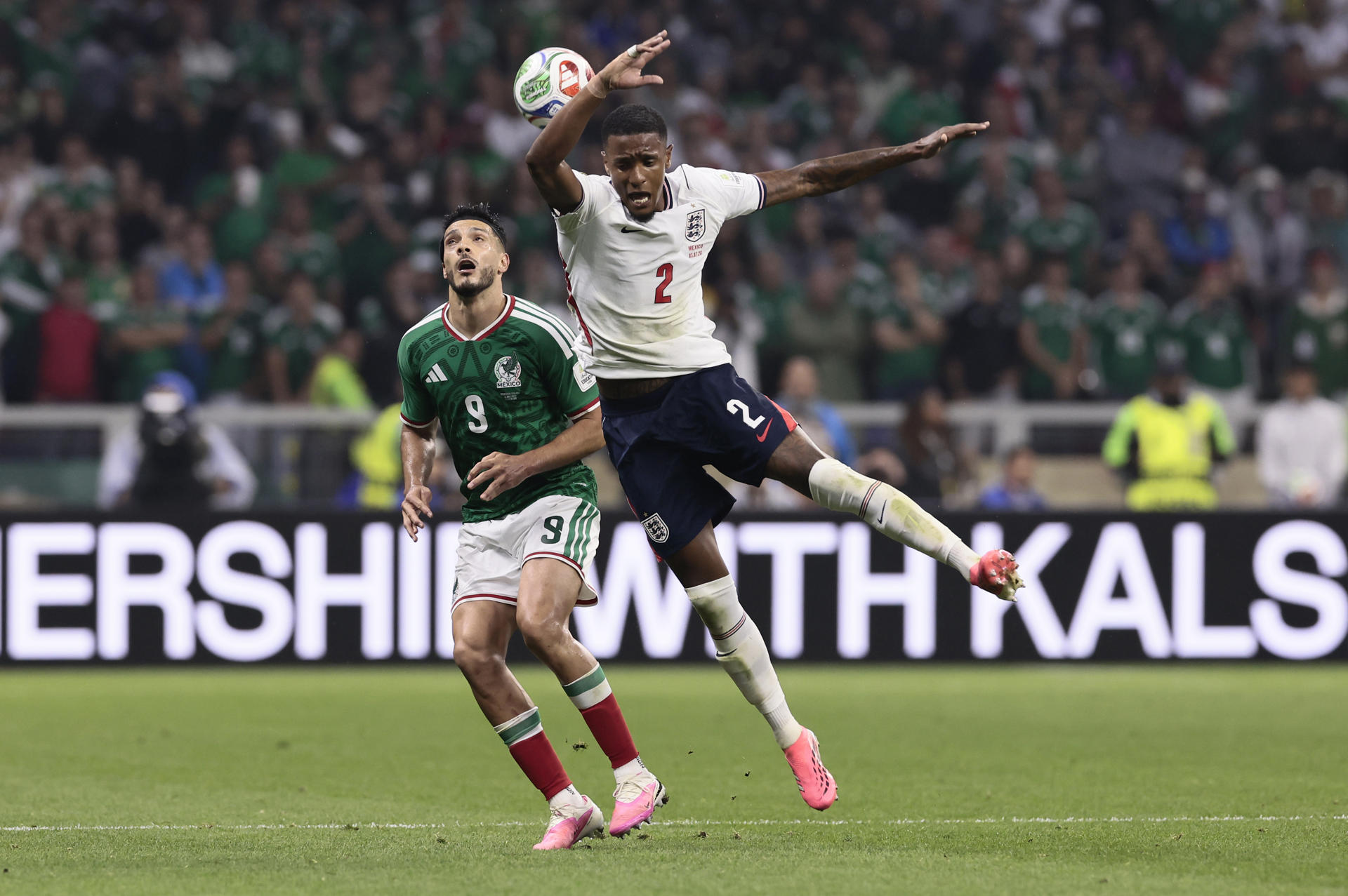 Raúl Jiménez (i), de México, disputa el balón con Ezri Konsa, de Inglaterra. EFE/ José Méndez
