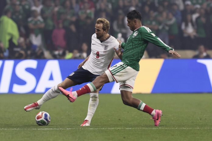 Harry Kane (i), de Inglaterra, pasa el balón en un partido de los octavos de final del Mundial 2026 entre México e Inglaterra en el estadio Azteca en Ciudad de México (México). EFE/ José Méndez

