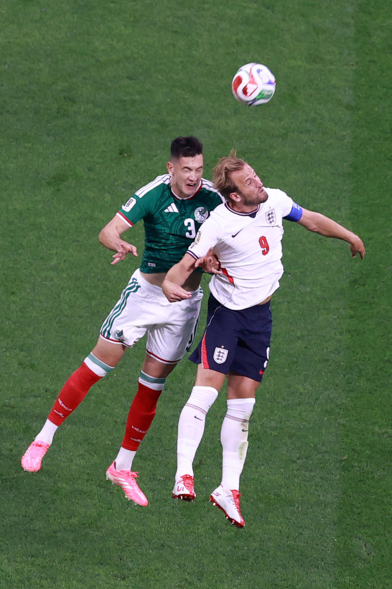 César Montes (i), de México, disputa el balón con Harry Kane, de Inglaterra, en un partido por los octavos de final del Mundial 2026 entre México e Inglaterra en el estadio Azteca en Ciudad de México (México). EFE/ Mario Guzmán

