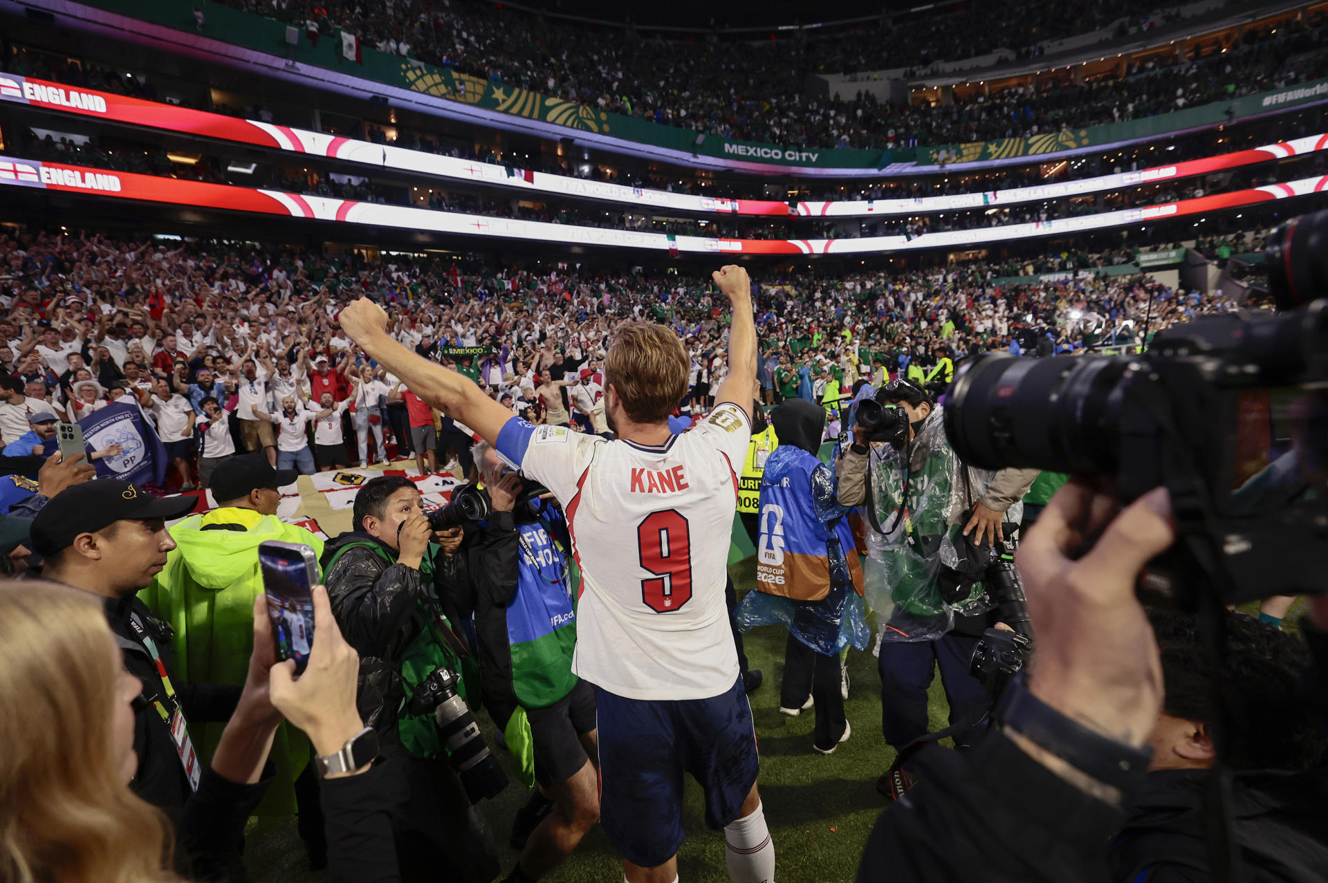 Harry Kane, de Inglaterra, celebra al final de un partido de los octavos de final del Mundial 2026 entre México e Inglaterra en el estadio Azteca en Ciudad de México (México). EFE/ José Méndez
