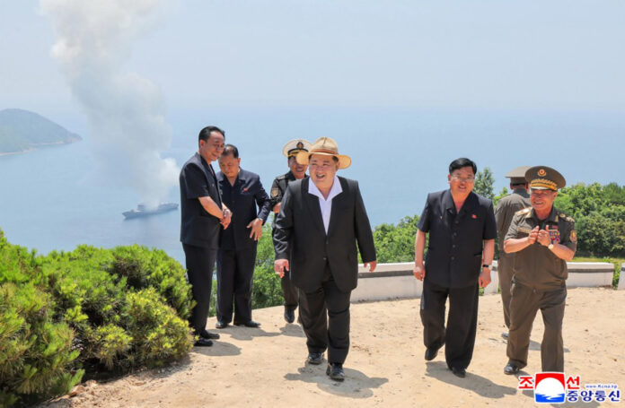 AME7554. SEÚL (COREA DEL SUR), 04/07/2026.- Fotografía cedida por la Agencia Estatal KCNA que muestra al líder norcoreano, Kim Jong-un, supervisando el lanzamiento de un misil de crucero desde el navío de guerra Kang Kon, dañado durante una botadura fallida el año pasado, afirmó este domingo la agencia estatal KCNA, en medio de su planes por dotar a la marina con armamento nuclear. 
EFE/ KCNA /SOLO USO EDITORIAL/ NO VENTAS/ SOLO DISPONIBLE PARA ILUSTRAR LA NOTICIA QUE ACOMPAÑA (CRÉDITO OBLIGATORIO)
