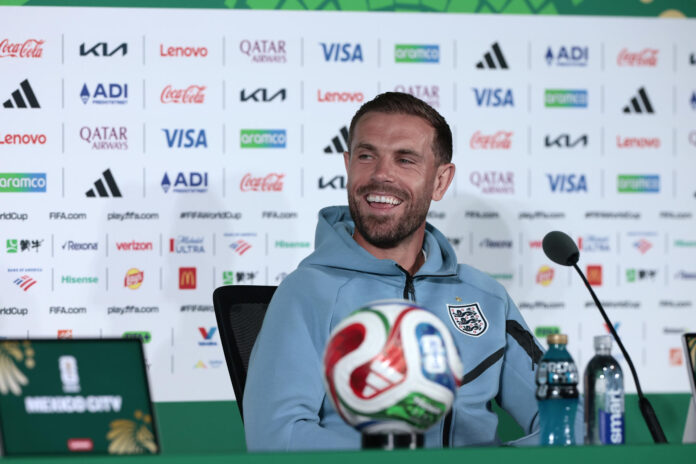 Fotografía hecha el 4 de julio al centrocampista inglés Jordan Henderson de cara al partido que este domingo puso a Los Tres Leones en los cuartos de final del Mundial, pero al jugador le pudo costar una lesión durante la celebración con hinchas en el estadio Azteca. EFE/ José Méndez
