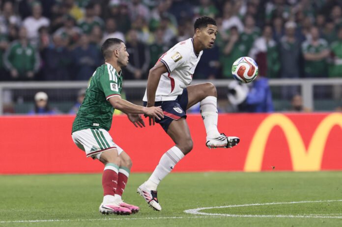 El mexicano Erik Lira (i) en una jugada con el inglés Jude Bellingham durante el partido que ganaron los ingleses por 2-3 en el Estadio Azteca. EFE/ José Méndez
