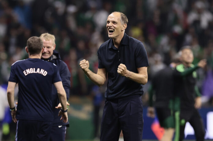 El seleccionador de Inglaterra, Thomas Tuchel, celebra al final de un partido de los octavos de final del Mundial 2026 entre México e Inglaterra en el estadio Azteca en la Ciudad de México (México). EFE/ José Méndez
