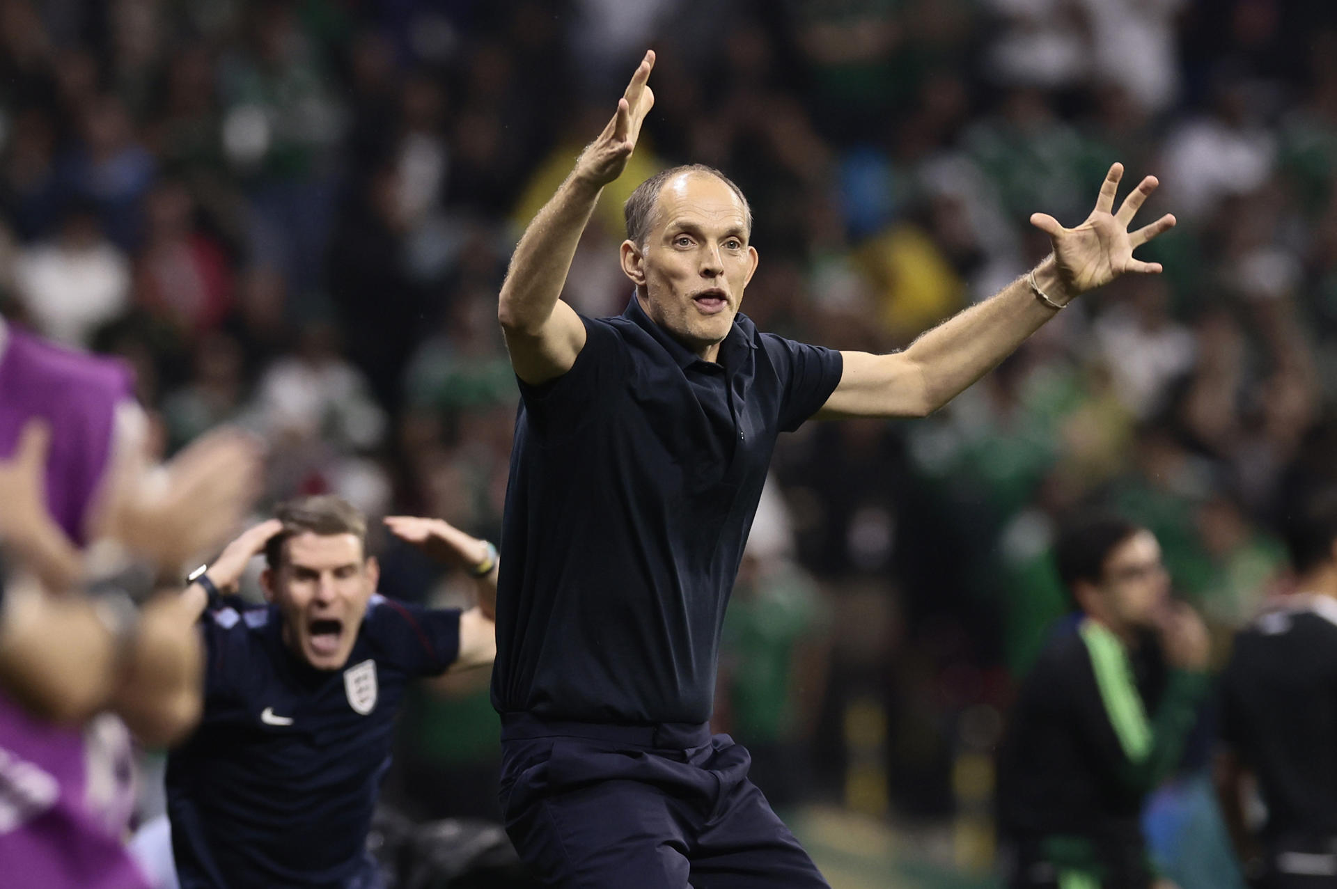El seleccionador de Inglaterra, Thomas Tuchel, reacciona en un partido de los octavos de final del Mundial 2026 entre México e Inglaterra en el estadio Azteca en la Ciudad de México (México). EFE/ José Méndez
