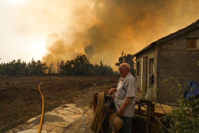 Columnas de humo se elevan del incendio forestal de Vouzela en Cercosa, una parroquia del municipio de Mortágua, este domingo. EFE/PAULO CUNHA
