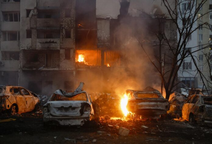 Daños causados en un edificio y varios vehículos tras un ataque combinado contra una zona residencial en Kiev, Ucrania, el 6 de julio de 2026. EFE/EPA/SERGEY DOLZHENKO
