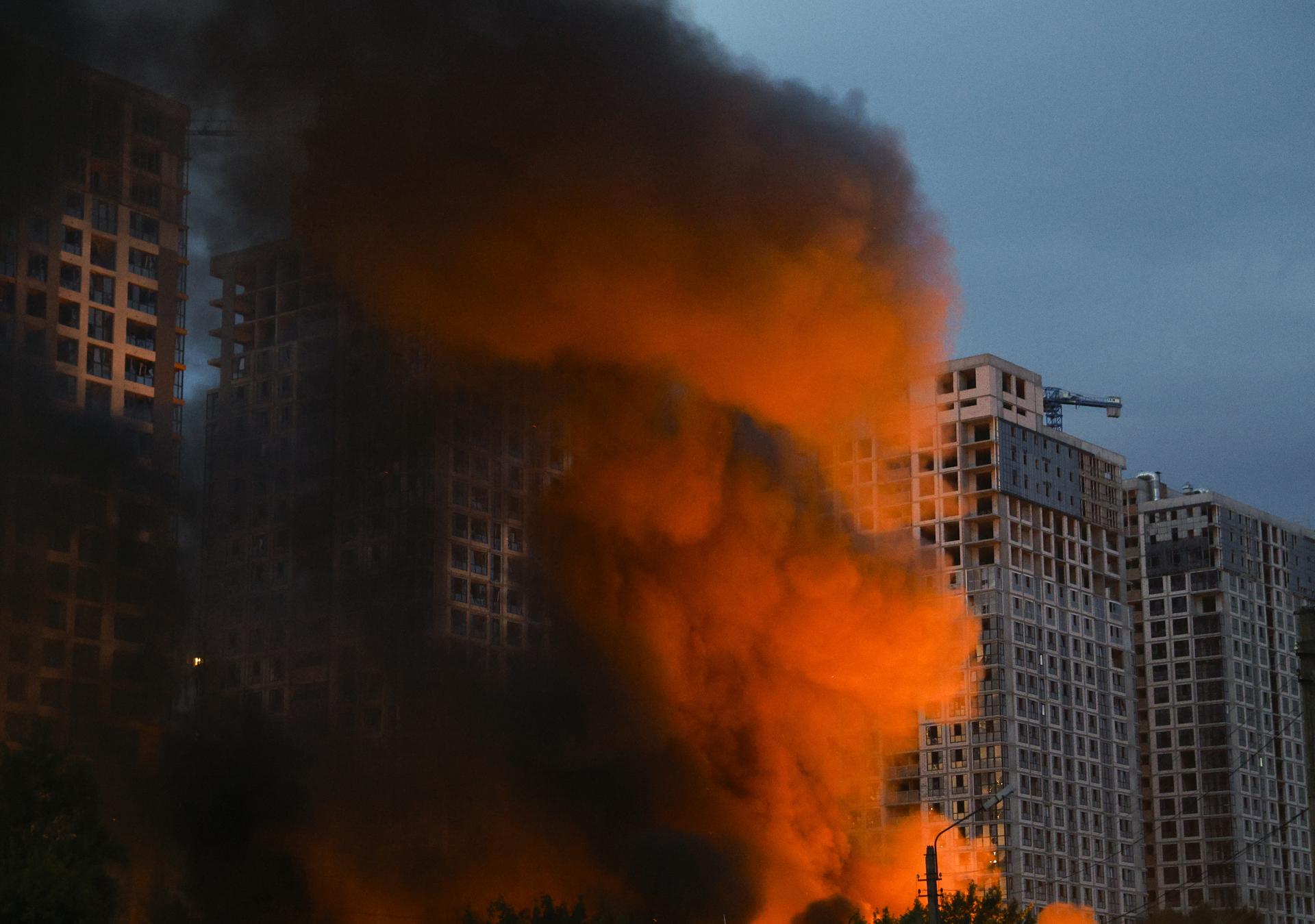 El humo se eleva durante un gran ataque combinado ruso en Kiev, Ucrania, el 6 de julio de 2026. EFE/EPA/SERGEY DOLZHENKO
