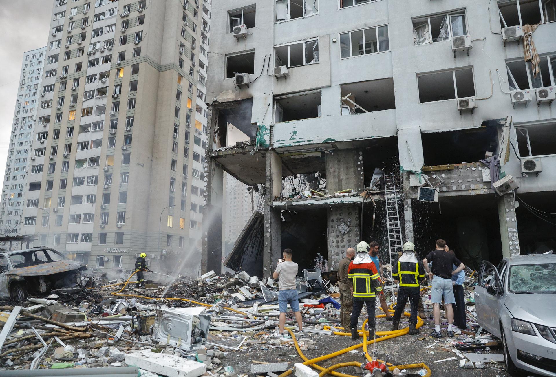 Rescatistas ucranianos trabajan en el lugar de un ataque con misiles rusos en una zona residencial de Kiev, Ucrania, el 6 de julio de 2026. EFE/EPA/SERGEY DOLZHENKO
