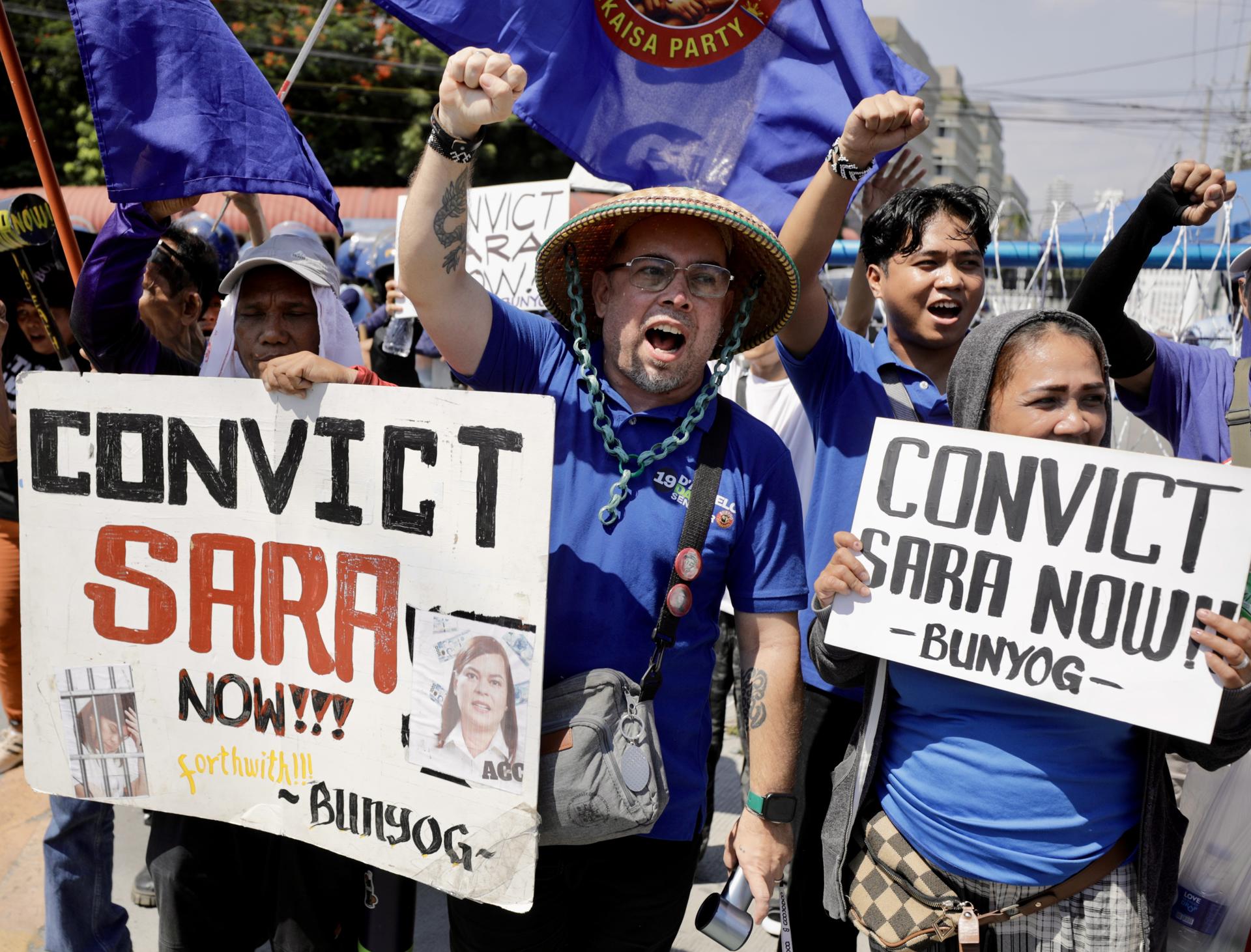 Un grupo de manifestantes piden una condena para la vicepresidenta de Filipinas, Sara Duterte, en un concentración frente al Senado, donde este lunes comenzó el juicio político contra la política.
EFE/EPA/FRANCIS R. MALASIG
