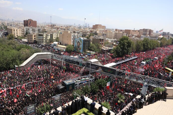 Los iraníes participan en la ceremonia fúnebre del difunto líder supremo iraní, Alí Jameneí, en Teherán, Irán, el 6 de julio de 2026.EFE/EPA/ABEDIN TAHERKENAREH RESTRICTIONS: NO Access Israel Media/Persian Language TV Stations Outside Iran/Strictly No Access BBC Persian/VOA Persian/Manoto TV/Iran International TV. (As mandated by Iran's Directorate General for Foreign Media) --

