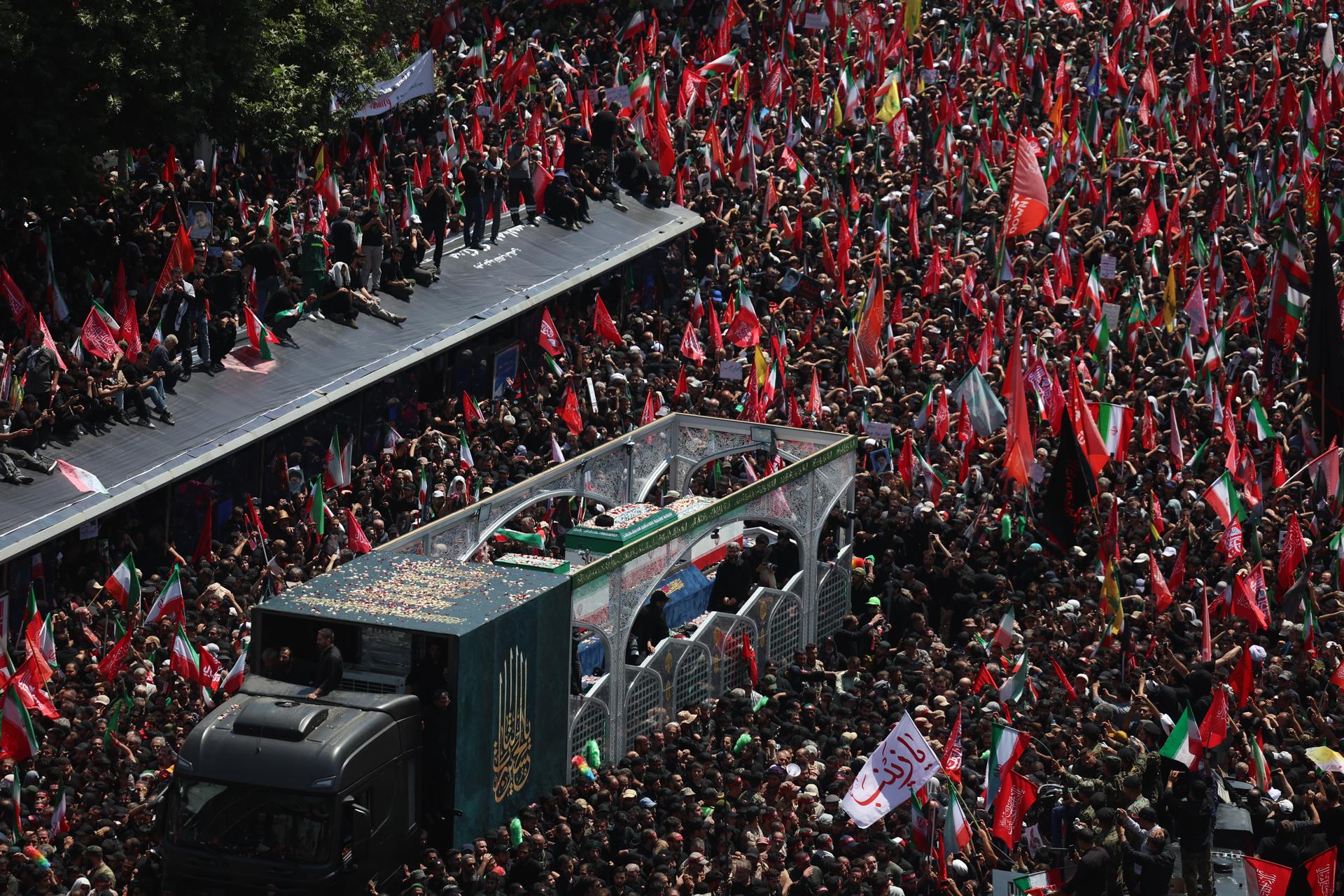 Los iraníes participan en la ceremonia fúnebre del difunto líder supremo iraní, Alí Jameneí, en Teherán, Irán, el 6 de julio de 2026. EFE/EPA/ABEDIN TAHERKENAREH RESTRICTIONS: NO Access Israel Media/Persian Language TV Stations Outside Iran/Strictly No Access BBC Persian/VOA Persian/Manoto TV/Iran International TV. (As mandated by Iran's Directorate General for Foreign Media) --